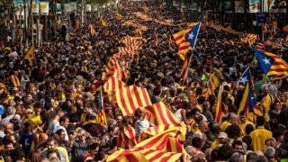 Mii de persoane au ieșit în stradă la Barcelona și manifestează împotriva declarării independenţei Cataloniei
