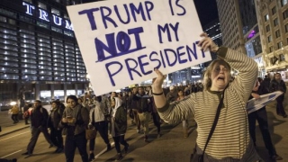 Mii de americani au ieşit în stradă pentru a protesta faţă de preşedintele Donald Trump