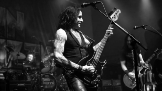Marco Mendoza, basistul trupei Whitesnake, concertează la Doors Club!