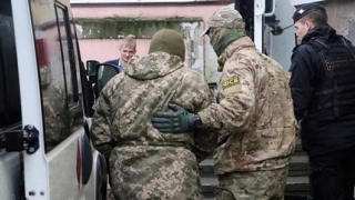 Marinarii ucraineni reținuți de Rusia mai au de stat în arest