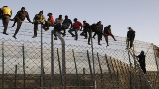 Alte câteva sute de imigranți au trecut peste barieră în Maroc