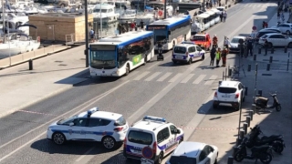 O mașină a spulberat mulțimea din două stații de autobuz