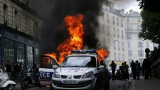 Maşini şi pubele, incendiate la periferia Parisului
