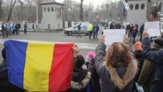 Bucureștenii protestează pentru a doua zi în fața Palatului Cotroceni