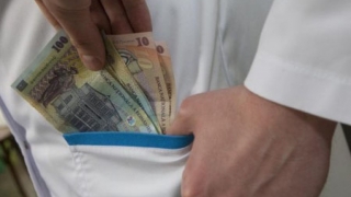 Medic urmărit penal după ce a cerut bani de la un pacient