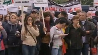 Proteste ale angajaților de la Mediu, în Piața Constituției, față de salarizarea din sistem