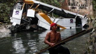 Cel puţin 21 de morţi și peste 30 de răniți, după ce un autocar a căzut într-un râu, în Mexic
