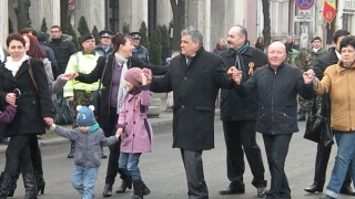 Sute de persoane s-au prins în Hora Unirii la Cluj