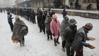Migranţii care trăiesc în taberele din Bosnia, în pericol să moară de frig!