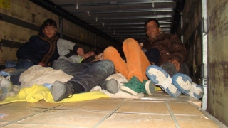 Patruzeci și doi de migranți ascunși într-o cisternă, opriți la frontieră