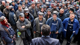 Sute de mineri protestează în curtea Complexului Energetic Hunedoara