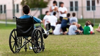 Ministerul Educației promite, copiii cu dizabilități primesc praful de pe tobă