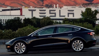 Tesla suspendă temporar producţia automobilului Model 3