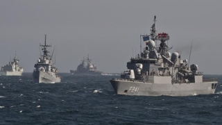 Cinci nave NATO în apropierea insulei Lesbos pentru combaterea traficului de migranți