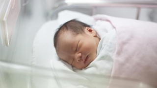 Un nou-născut, trecut pe numele tatălui biologic chiar dacă mama e recăsătorită