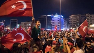 Mii de persoane încă ies în stradă, după tentativa de puci din Turcia