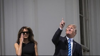 Ce gafă a comis Melania Trump?! A purtat ochelari de soare pe timpul nopţii