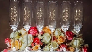 Ridicați un toast: Pahare de șampanie de lux gravate pentru nunți!