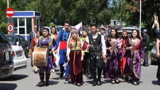 Paradă cu costume tradiționale turcești, la Constanța