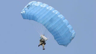 Un parașutist de 27 de ani a murit după ce a căzut de la 3.000 de metri