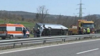 Accident pe autostradă! 10 morţi şi zeci de răniţi, după ce un autocar s-a răsturnat