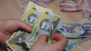 Pe ce își cheltuiesc românii aproape toţi banii: pe alimente, taxe şi servicii