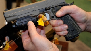 5 tineri cu dosar penal, după ce au creat panică, trăgând cu un pistol de jucărie