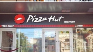 Îți place Pizza Hut? Poți să o comanzi acasă!