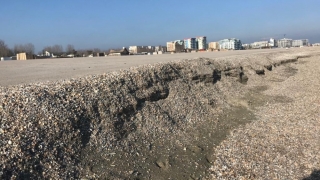 Plaja din Mamaia micșorată din cauza valurilor, fenomen natural anticipat de specialiști