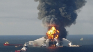 Incendiu de amploare la o platformă petrolieră din Golful Mexic