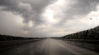 Se circulă pe carosabil umed pe principalele autostrăzi din țară