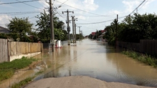 Zeci de gospodării, străzi şi mai multe instituţii, inundate, unele zone fiind fără curent