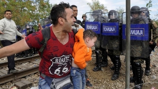 Violențe la granița dintre Grecia și Macedonia. Imigranții au încercat să rupă gardul