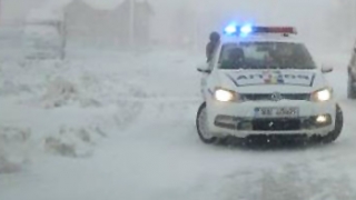 Mașină de poliție blocată în zăpadă, într-un cartier constănțean