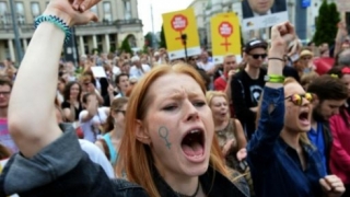 Femeile poloneze vor organiza luni un protest împotriva interzicerii avortului