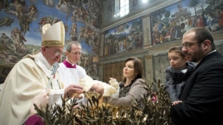 Papa Francisc a botezat 26 de copii