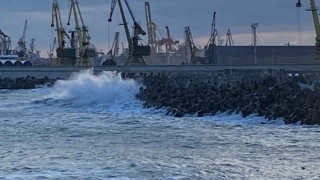 Porturile de la malul Mării Negre au fost închise, din cauza vântului puternic