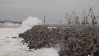Porturile Constanţa Nord, Constanţa Sud şi Midia, închise din cauza vântului puternic