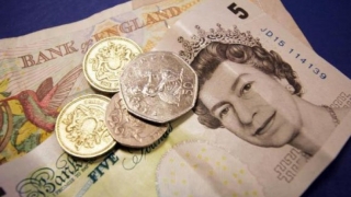 Lira sterlină a scăzut la minimul ultimilor 31 de ani