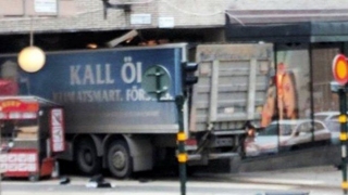 Atac terorist în Stockholm! Un camion a intrat în mulțime!