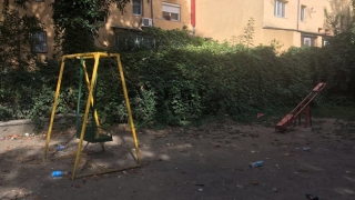 Primăria Constanța doarme în bocanci, iar copiii se rănesc la locurile de joacă