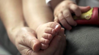 Proaspeţii părinţi, obligaţi să facă cursuri pentru îngrijirea nou-născutului