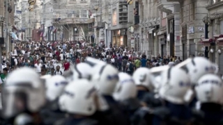 Ciocniri violente între mulţime şi poliţie în sud-estul Turciei, la un protest al profesorilor