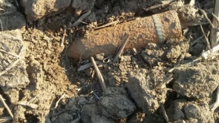 Pericol! Proiectil de artilerie descoperit pe câmp, în timpul unei lucrări agricole