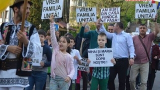 Copii români, răpiţi de sistem! Proteste la Ambasada Finlandei, în numele Cameliei Smicală