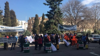 Angajații ARSVOM protestează în fața Prefecturii pentru salarii mai mari
