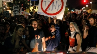 Sute de elevi de liceu au protestat împotriva preşedintelui-ales Donald Trump