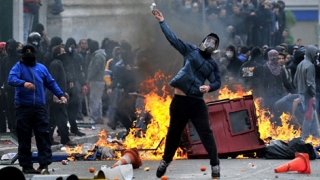 Violenţe la Atena, la un marş pentru comemorarea unui adolescent ucis de poliţie
