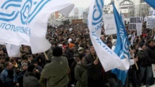 Protest al angajaţilor Dacia în faţa prefecturii Argeş