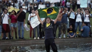 100.000 de oameni au protestat în Brazilia, în semn de susţinere a lui Rousseff